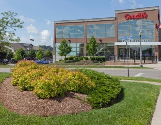 commercial lawn maintenance outside a commercial building